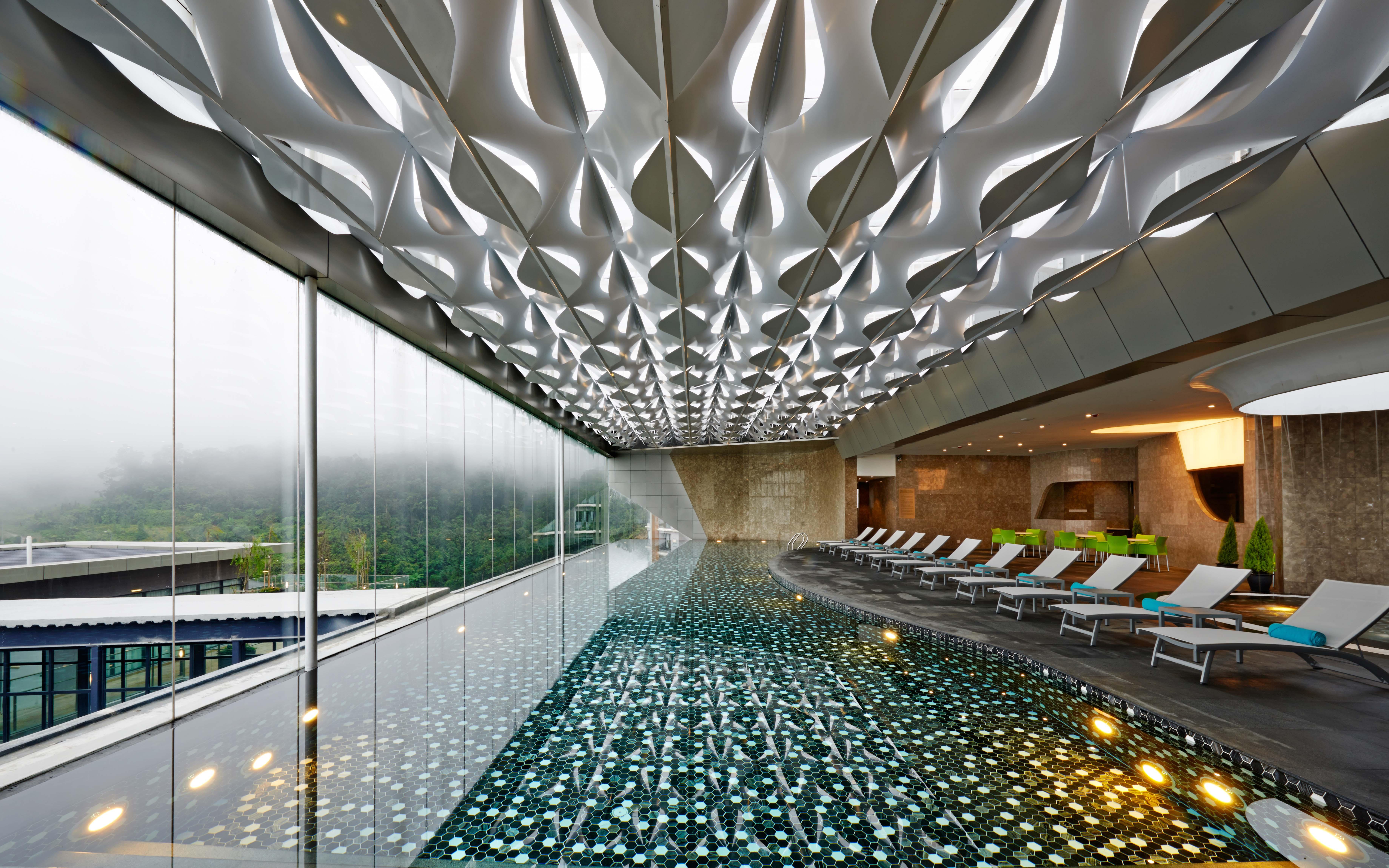 Grand Ion Delemen Hotel Genting Highlands Exterior foto The pool at the 101 Sky Lounge